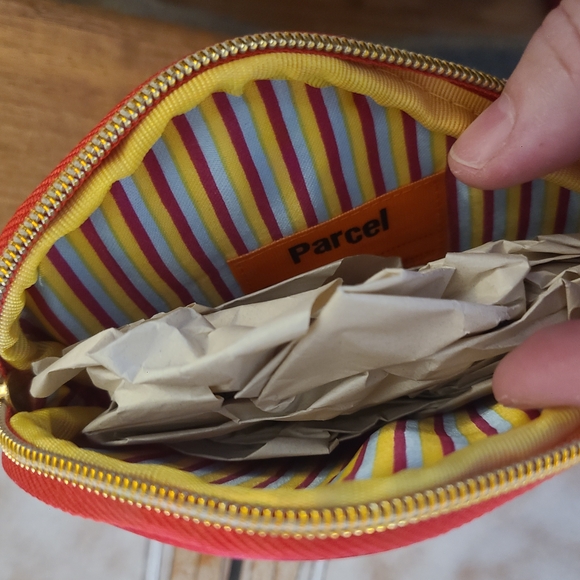 Lip-Shaped Red Bag - Picture 9 of 12